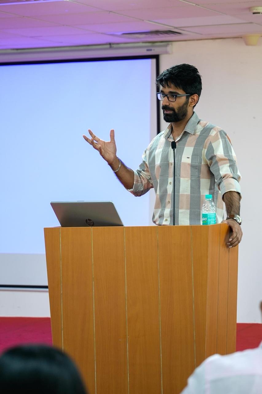 Shivam Singh presenting on SEO on stage